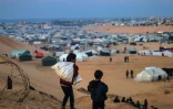 Des enfants palestiniens déplacés dans un camp de réfugiés à Rafah, dans le sud de la bande de Gaza, le 19 janvier 2024