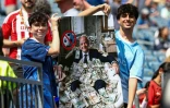 Des supporters présentent une affiche représentant le président de la Fifa, Gianni Infantino, dans une baignoire de billets, lors du quart de finale du Mondial-2026 entre la France et le Maroc à Foxborough, le 9 juillet 2026