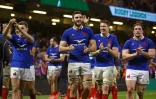 La joie du 3e ligne aile et capitaine du XV de France, Charles Ollivon, et de ses coéquipiers, après la victoire des Bleus face au pays de Galles (27-23), le 22 février 2020 à Cardiff