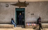 L'entrée de la maison de Mamdouh Hassan's (centre), sous laquelle trône un crocodile empaillé, dans le village égyptien de Gharb Soheil (sud), le 3 février 2020