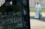 Le pape François lors de sa visite au camp de concentration d'Auschwitz, le 29 juillet 2016