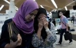 Des proches des passagers du MH17 de la Malaysia Airlines le 18 juillet 2014 à l'aéroport de Kuala Lumpur
