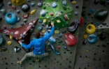 Un membre de l'équipe d'Italie grimpe sur un mur artificiel lors d&rsquo;une séance d&rsquo;entraînement pour les JO au Rock Masters Climbing Stadium d'Arco en Italie, le 6 mars 2021
