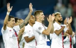 Le milieu argentin Angel di Maria (g) et le défenseur belge Thomas Meunier (d) du Paris SG célèbrent leur victoire face au Real Madrid en Ligue des champions au Parc des Princes le 18 septembre 2019