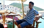 Mario Radibratovic, propriétaire d'une ferme d'huîtres et de moules, sur son bateau à Mali Ston, dans la péninsule de Peljesac (Croatie), le 18 juillet 2022