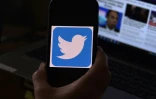 Le logo de Twitter sur un téléphone portable, à Arlington en Virginie le 27 mai 2020
