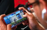 Un jeune Afghan joue au jeu vidéo PUBG que les talibans veulent interdire, le 27 mai 2022 à Kaboul