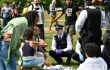 Des policiers dispersent la foule à Hyde Park, le 16 mai 2020 à Londres