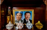 Des portraits de Mao Zedong et du président Xi Jinping chez Cangjie qui a ouvert des chambres d'hôte à Tashigang, au Tibet, le 4 juin 2021