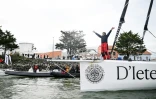 Denis Van Weynbergh salue le public qui l'acclame aux Sables-d'Olonne où il a bouclé hors délai le Vendée Globe le 8 mars 2025