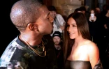 Kanye West et Kim Kardashian assistent à un défilé de mode à Paris, le 29 septembre 2016