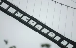 Le pont piéton en verre le plus long et haut du monde ouvre au public dans les montagnes de Zhangjiajie (centre de la Chine), le 20 août 2016