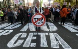 Manifestation contre le TTIP et le Ceta, un accord conclu avec le Canada, devant le siège des institutions européennes à Bruxelles, le 20 septembre 2016