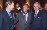 Michel Jazy en 2001 entre Guy Drut (à droite) et l'ancien rugbyman Pierre Albaladejo, lors de la remise par le président Jacques Chirac de sa médaille de Commandeur de l'ordre national du mérite.