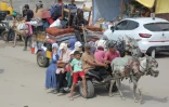 Des Palestiniens fuyant Rafah dans le sud de la bande de Gaza arrivent à Khan Younès, le 28 mai 2024
