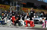 Plusieurs pilotes de F1, dont le Français Pierre Gasly, le Britannique Lewis Hamilton et l'Allemand Sebastien Vettel, genou à terre en soutien au mouvement "Black Lives Matter" juste avant le départ du GP d'Autriche, le 5 juillet 2020 à Spielberg