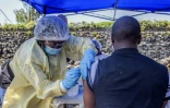 Un homme se fait vacciner dans un centre de santé à Goma, dans l'est de la RD Congo, le 15 juillet 2019