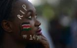 Une femme assiste à un concert d'hommage aux 147 victimes de l'attaque de l'université de Garissa, par des Shebab, à Nairobi, le 14 avril 2015 
