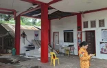 Photo diffusée le 10 octobre 2025 sur la page Facebook du Bureau de la protection contre les incendies de la région 11, montrant un plafond endommagé à Manay, sur l'île méridionale de Minadanao, après un séisme aux Philippines