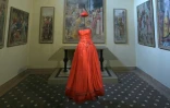 Une robe rouge datant de la Fashion Week de 1993 du styliste italien décédé Giorgio Armani lors de l'avant-première presse de l'exposition Giorgio Armani marquant le 50e anniversaire de la maison de couture, à la Pinacothèque de Brera à Milan, le 23 septembre 2025
