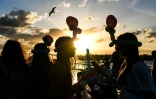 Des touristes au coucher de soleil à Key West, en Floride, le 11 avril 2022