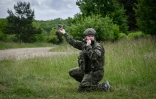 Un soldat polonais se prépare à lancer un drone FPV lors du premier "challenge international" de drones militaires à Semoutiers-Montsaon, le 20 mai 2026 en Haute-Marne