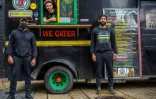 Kareem Todd (g) et Denville Myrie (d) devant leur food truck Jerk@Nite, le 24 avril 2020Ă Washington