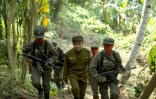Le chef communiste Jaime Padilla et des guerilleros maoïstes de la Nouvelle armée du peuple (NPA), dans les montagnes de la Sierra Madre, dans la jungle philippine, le 30 juillet 2017