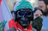 Un manifestant masqué porte un drapeau et un casque aux couleurs du Liban, le 19 novembre à Beyrouth