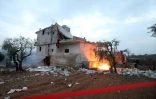Des objets ont été incendiés après le raid américain contre la maison où habitait avec sa famille le chef du groupe Etat islamique Abou Ibrahim al-Hachimi al-Qourachi dans la ville d'Atmé, dans le nord-ouest de la Syrie, le 3 février 2022
