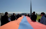 Des Arméniens portant un drapeau national géant participent aux commémorations du génocide arménien, mardi 24 avril 2018 à Erevan