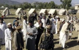 Des survivants du tremblement de terre attendent de recevoir des tentes et de la nourriture au centre de distribution de l'armée à Lower Dir, dans le nord du Pakistan, le 28 octobre 2015