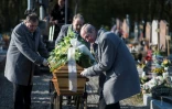 Enterrement d'une personne morte du Covid-19 au cimetière de Kingersheim (est de la France), le 4 avril 2020