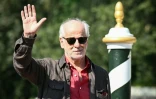 L'acteur italien Toni Servillo arrive à l'embarcadère Excelsior à la veille de la 82e Mostra de Venise, au Lido de Venise, le 26 août 2025