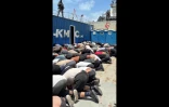 Image tirée d'une vidéo diffusée le 20 mai 2026 sur le compte X du ministre israélien de la Sécurité nationale, Itamar Ben Gvir, montrant des militants détenus, membres de la "Flottille pour Gaza", agenouillés, les mains liées dans le dos et le front au sol, sur le pont d'un bateau militaire en Israël