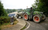 Un agriculteur apporte une citerne d'eau à Robertville dans l'est de la Belgique confronté à un incendie, dans les Fagnes le 17 aout 2026