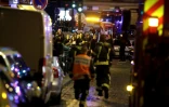 Des pompiers et policiers sur les lieux d'une attaque dans le 10e arrondissement de Paris, le 13 novembre 2015