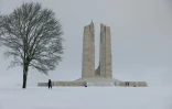 Le mémorial dédié aux soldats canadiens morts à Vimy lors de la première guerre mondiale, sous la neige le 9 janvier 2025