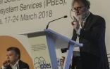 Le président de la Plateforme intergouvernementale sur la biodiversité et les services écosystémiques (IPBES) Robert Watson lors d'un discours à Medellin, Colombie, le 17 mars 2018