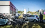 Des voitures calcinées sur un parking après une nuit d'échauffourées dans les quartiers du Mirail à Toulouse, le 18 avril 2018