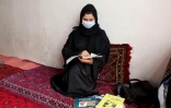 Une adolescente étudie chez elle à Kunduz, en Afghanistan, le 19 mars 2022