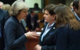 Les Premières ministres britannique Theresa May et polonaise Beata Szydlo pendant le sommet européen à Bruxelles le 20 octobre 2016