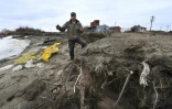 Harold Ilmar, employé à plein temps pour tenter de stopper l'érosion qui dévore les terres et les bâtiments du petit village de Napakiak, le 12 avril 2019 en Alaska