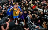 L'athlète suédois Armand Duplantis célèbre son titre, après avoir établi un nouveau record du monde de saut à la perche lors de la finale masculine du saut à la perche, pendant les Championnats du monde d'athlétisme, à Tokyo, le 15 septembre 2025