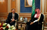 Le secrétaire d'Etat américain Mike Pompeo (g) et le prince héritier saoudien Mohammed ben Salmane à Ryad, le 16 octobre 2018 