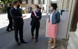 Emmanuel Macron et le maire de Martel Raphaël Daubet (C), lors d'une visite à Martel (Lot), le 3 juin 2021