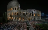 Des milliers de fidèles rassemblés au Colisée avant le Chemin de croix, le 29 mars 2024 à Rome