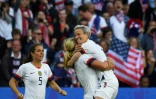 La milieu américaine Lindsey Horan (c) fête son but avec l'attaquante Megan Rapinoe (d) lors du match de phase de groupes du Mondial face à la Suède, au Havre, le 20 juin 2019