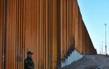 Un agent du service des douanes et de la protection des frnotières (CBP) fait son tour de garde devant la section du mur frontalier à Calexico (Californie), le 26 octobre 2018