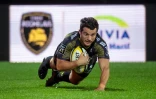 L'arrière de La Rochelle, Brice Dulin, marque un essai lors du match de Top 14 à domicile contre Clermont, le 8 novembre 2020
